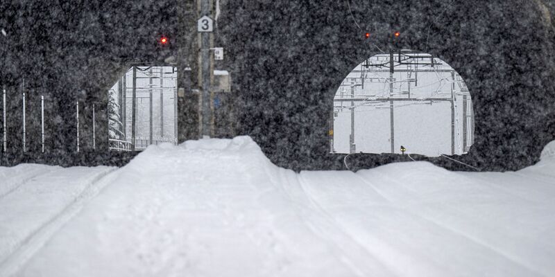 Im Bahnhof Goppenstein stehen die Ausfahrsignale auf Rot. Wegen eines entgleisten Zugs ist eine Bahnstrecke unterbrochen. - Foto: Peter Schneider/KEYSTONE/dpa