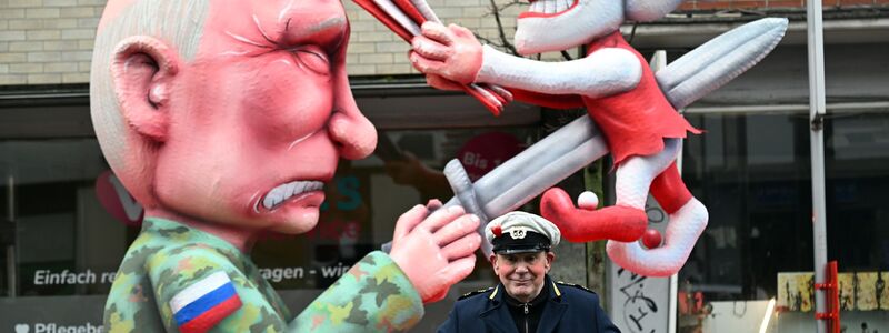 Der Düsseldorfer Karnevalswagenbauer Jacques Tilly lässt sich nicht dadurch einschüchtern, dass er in Russland angeklagt worden ist. - Foto: Federico Gambarini/dpa