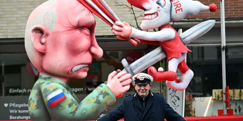 Der Düsseldorfer Karnevalswagenbauer Jacques Tilly lässt sich nicht dadurch einschüchtern, dass er in Russland angeklagt worden ist. - Foto: Federico Gambarini/dpa
