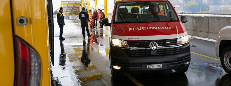 Eine verletzte Person musste zur Behandlung ins Krankenhaus. - Foto: Peter Schneider/KEYSTONE/dpa