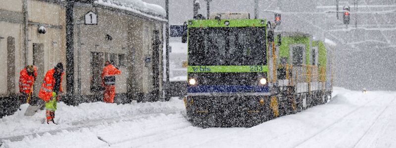Wegen der großen Schneemengen herrscht große Lawinengefahr. - Foto: Peter Schneider/KEYSTONE/dpa