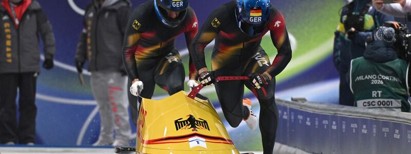 Johannes Lochner (Pilot) und Georg Fleischhauer (Deutschland) legten gleich im ersten Lauf Start- und Bahnrekord hin.  - Foto: Robert Michael/dpa