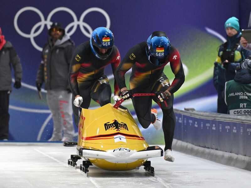 Johannes Lochner (Pilot) und Georg Fleischhauer (Deutschland) legten gleich im ersten Lauf Start- und Bahnrekord hin. - Foto: Robert Michael/dpa