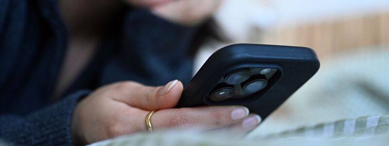 Immer mehr Jugendliche nutzen ihr Handy in problematischem Ausmaß. (Illustration) - Foto: Elisa Schu/dpa