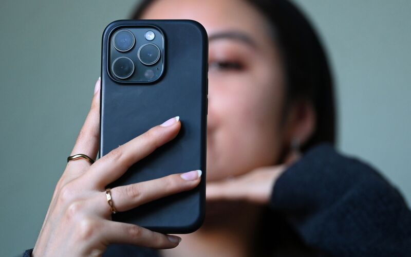 Ein Selfie für die nächste Instagram-Story - das könnte für Kinder- und Jugendliche bis zu einer bestimmten Altersgrenze künftig tabu sein. (Symbolbild) - Foto: Elisa Schu/dpa
