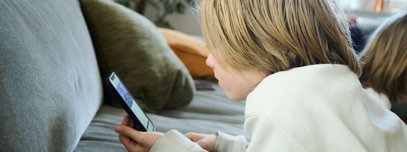 Fast mit ihrem Smartphone verwachsen: Eine DAK-Befragung zeigt Suchtverhalten in der Social-Media-Nutzung bei vielen Kindern und Jugendlichen. (Symbolbild) - Foto: Annette Riedl/dpa
