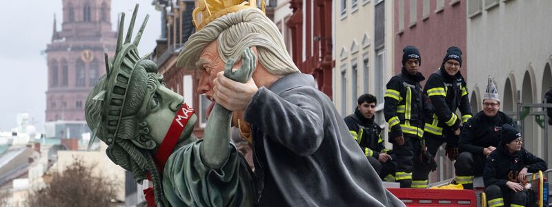 Auf einem Mainzer Motivwagen bedrängte US-Präsident Trump die Freiheitsstatue.  - Foto: Boris Roessler/dpa