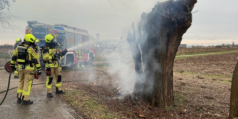 FW Alpen: Freiwillige Feuerwehr Alpen gefordert an den Karnvalstagen - Foto: presseportal.de