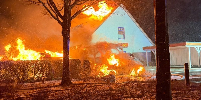 FW-ROW: Carportbrand greift auf Wohnhaus über - Rund 80 Kräfte im Einsatz - Foto: presseportal.de