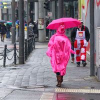Auch am Dienstag kommt es nass vom Himmel.  - Foto: Henning Kaiser/dpa