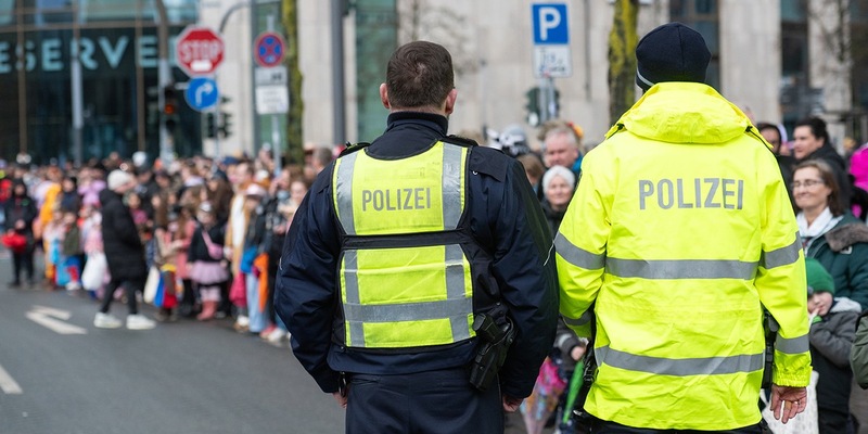 POL-RE: Bottrop/ Dorsten/ Recklinghausen: Friedliche Feiern am Rosenmontag - vorläufige Bilanz - Foto: presseportal.de