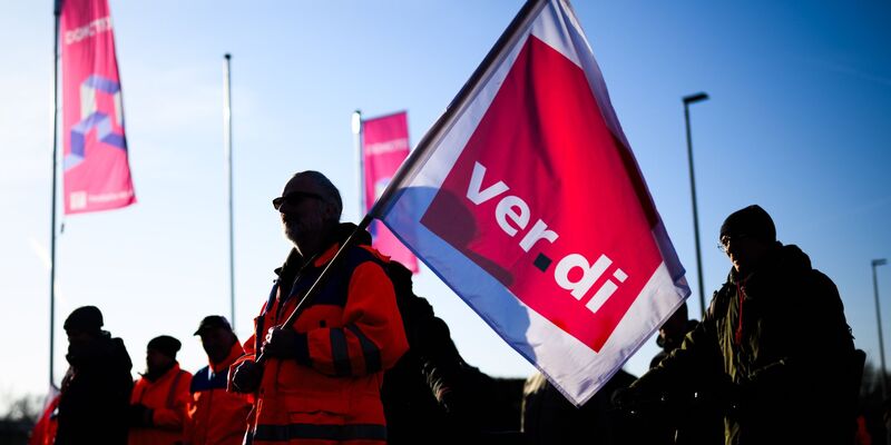 Verdi-Mitglieder gehen auf die Straße. (Archivbild) - Foto: Julian Stratenschulte/dpa