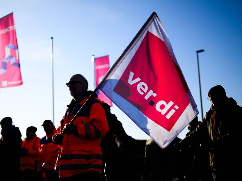 Verdi-Mitglieder gehen auf die Straße. (Archivbild) - Foto: Julian Stratenschulte/dpa