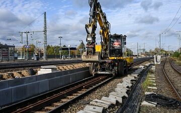 Pendler müssen weiter Geduld beweisen: Die Sanierung der Strecke Hamburg-Berlin verzögert sich. (Archivbild) - Foto: Jens Kalaene/dpa