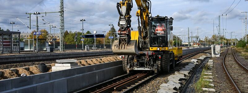 Pendler müssen weiter Geduld beweisen: Die Sanierung der Strecke Hamburg-Berlin verzögert sich. (Archivbild) - Foto: Jens Kalaene/dpa