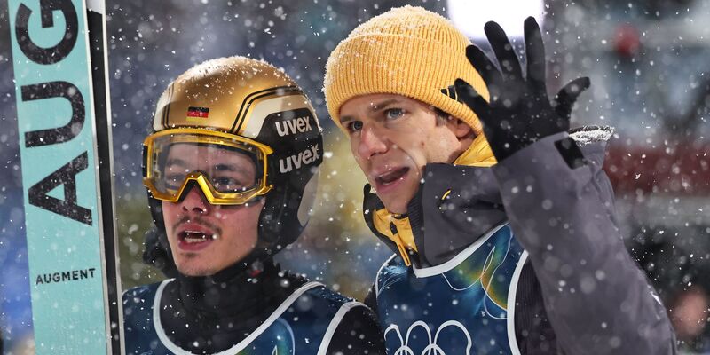 Philipp Raimund und Andreas Wellinger verpassen im Schneetreiben eine Medaille.  - Foto: Daniel Karmann/dpa