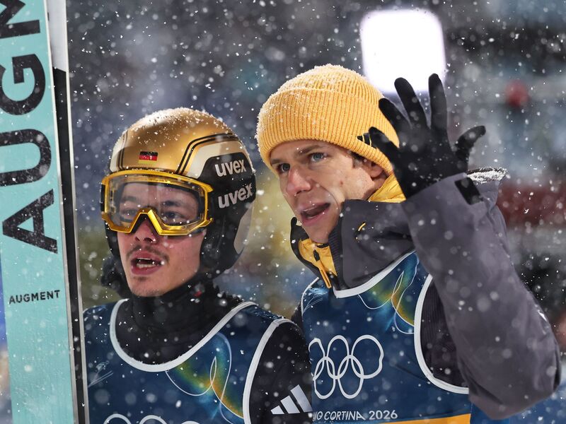 Philipp Raimund und Andreas Wellinger verpassen im Schneetreiben eine Medaille.  - Foto: Daniel Karmann/dpa
