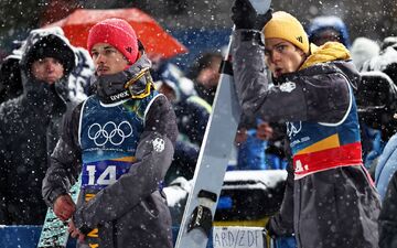 Am Ende ärgerten sich Philipp Raimund (l) und Andreas Wellinger. - Foto: Daniel Karmann/dpa