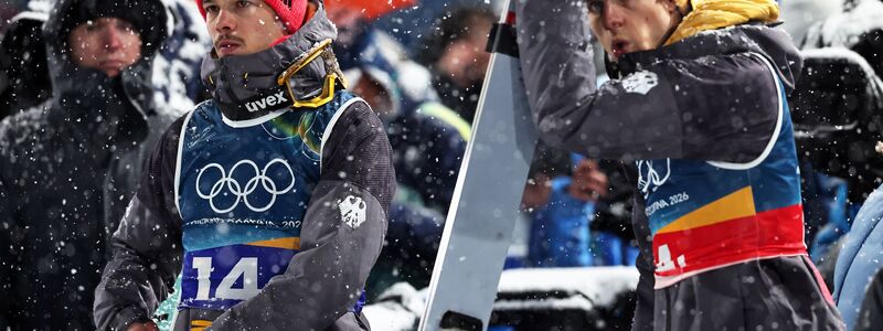 Am Ende ärgerten sich Philipp Raimund (l) und Andreas Wellinger. - Foto: Daniel Karmann/dpa