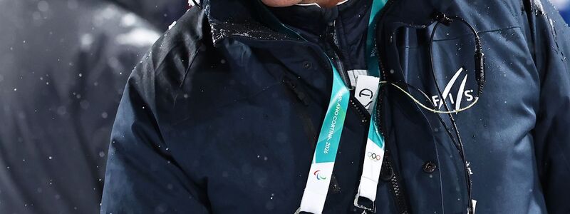 Zu viel Schnee: Renndirektor Sandro Pertile. - Foto: Daniel Karmann/dpa