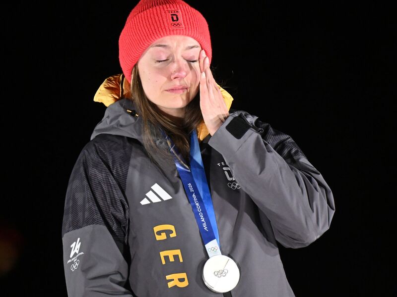 Bei der Siegerehrung kämpfte Laura Nolte mit Tränen der Enttäuschung. - Foto: Robert Michael/dpa