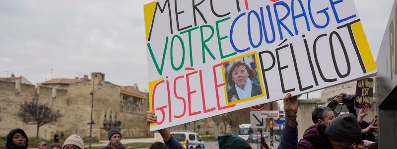 Die Menschenmassen, die dem Prozess beiwohnen, nennt Pelicot ihre Rettung. (Archivbild) - Foto: Lewis Joly/AP/dpa