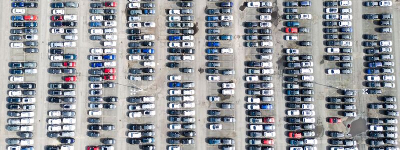 Am stärksten ist der Stellenabbau in der Autobranche (Archivbild) - Foto: Julian Stratenschulte/dpa