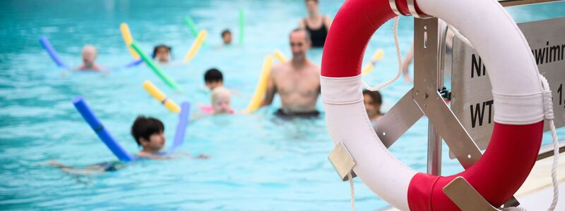 Die DLRG-Lebensretter haben bei den Mitgliederzahlen erstmals die Marke von 200.000 Kindern geknackt. (Archivbild) - Foto: Julian Stratenschulte/dpa