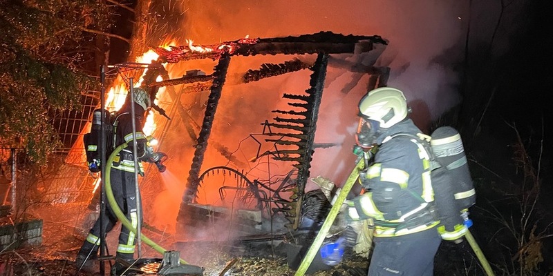 FW Dinslaken: Feuer zerstört zwei Gartenlauben - Foto: presseportal.de