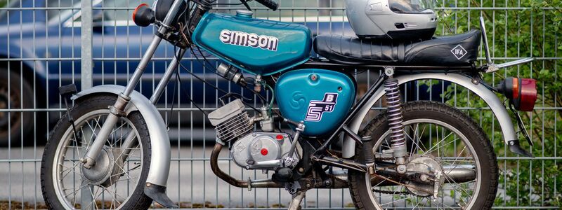 Die Simson S51 wird bei Liebhabern hoch gehandelt. (Archivbild) - Foto: Hauke-Christian Dittrich/dpa