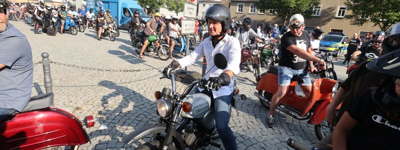 AfD-Chef Björn Höcke schwärmt von der Simson und nutzte sie im Wahlkampf 2024. (Archivbild) - Foto: Bodo Schackow/dpa