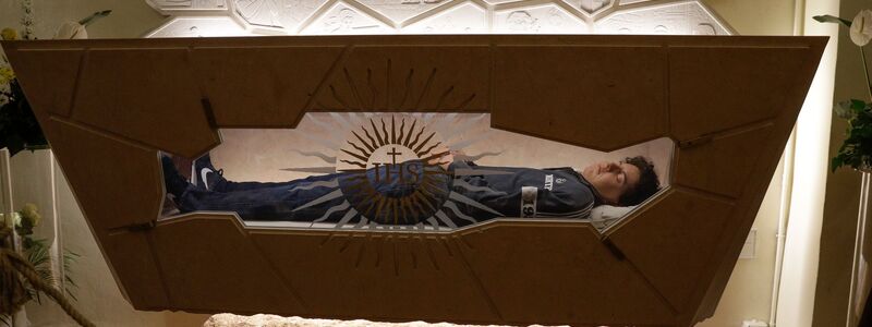 Der Leichnam von Carlo Acutis liegt in einem Sarkopharg, in den man hineinsehen kann. (Archivbild) - Foto: Gregorio Borgia/AP/dpa