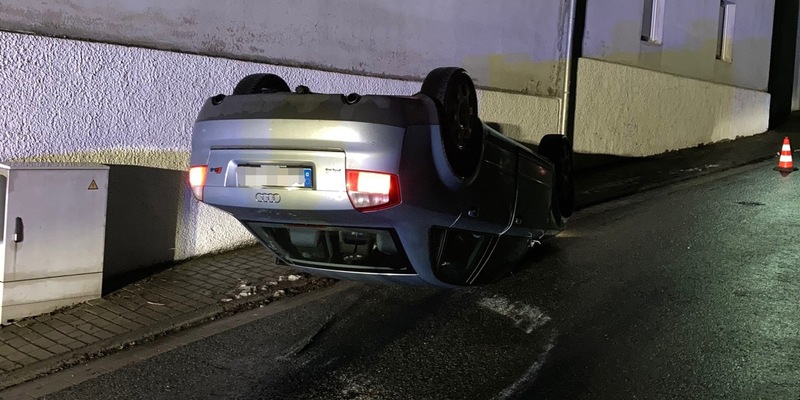 POL-SO: Auto überschlägt sich - Insassen flüchten - Foto: presseportal.de