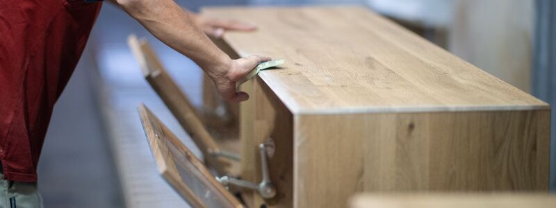Hersteller und Händler haben damit zu kämpfen, dass viele Verbraucher bei Möbeln sparen. (Archivbild) - Foto: Guido Kirchner/dpa