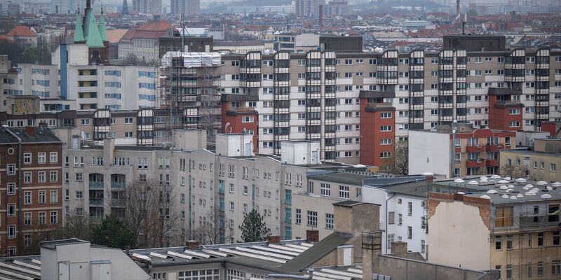 Wohnen in begehrten Gegenden kann ins Geld gehen. Zumindest heftige Preissprünge soll die Mietpreisbremse verhindern. (Archivbild) - Foto: Monika Skolimowska/dpa
