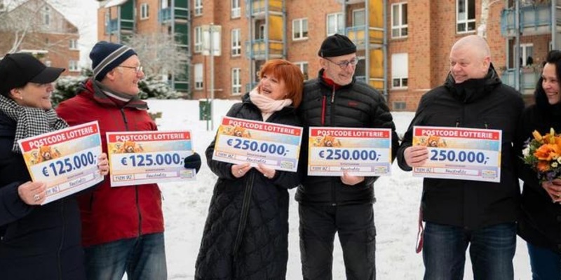 Glücksgefühle zum Valentinstag: Postcode Lotterie verteilt zwei Millionen Euro in Neustrelitz - Foto: presseportal.de
