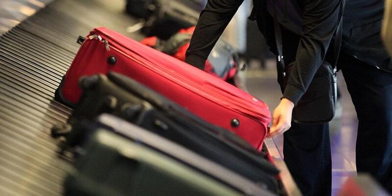 Reisende an einem Gepäckband (Archiv) - Foto: via dts Nachrichtenagentur