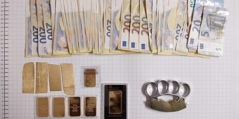 BPOL NRW: Routinekontrolle endet mit Sicherstellung von Gold im Wert von knapp 88.000, - Euro, Bargeld von über 8.000, - Euro und Schlagring in der Bauchtasche - Foto: presseportal.de