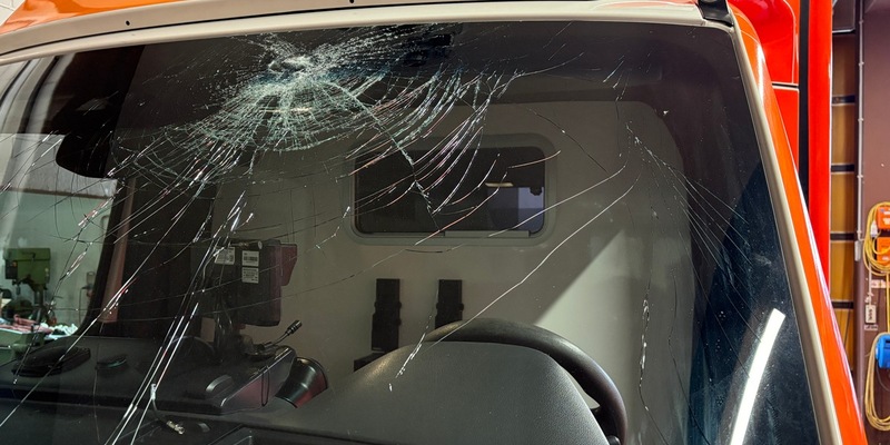 POL-WES: Moers - Unbekannte werfen Steine auf Rettungswagen - Foto: presseportal.de