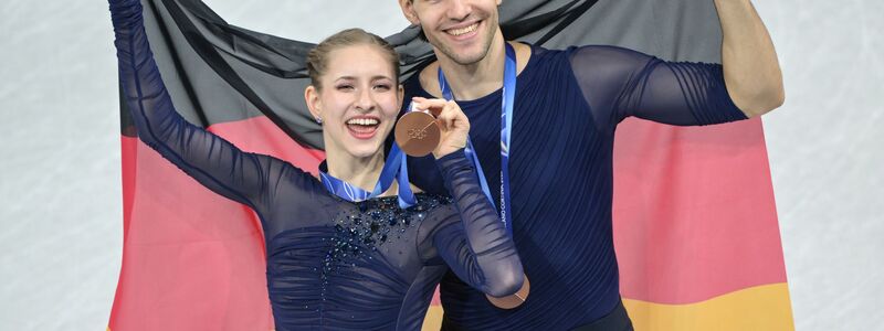 Minerva Hase (l) und Nikita Volodin (r) holten ihre erste olympische Medaille. - Foto: Peter Kneffel/dpa