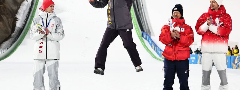 Die Goldmedaille von Philipp Raimund war der absolute Höhepunkt für die deutschen Skispringer. (Archivbild) - Foto: Daniel Karmann/dpa