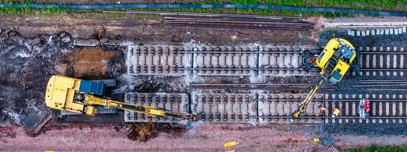 Pendler müssen weiter Geduld beweisen: Die Sanierung der Strecke Hamburg-Berlin verzögert sich. (Archivbild) - Foto: Jens Büttner/dpa