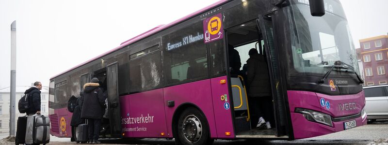 Auf vielen Strecken fahren die Ersatzbusse nun länger - solange, bis die Sanierung abgeschlossen ist. (Archivbild) - Foto: Philip Dulian/dpa