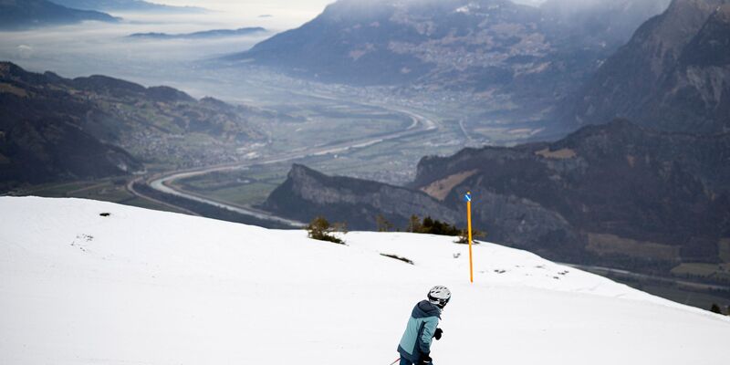 In vielen europäischen Wintersportregionen ist die Lawinengefahr derzeit groß (Archivbild). - Foto: Gian Ehrenzeller/KEYSTONE/dpa