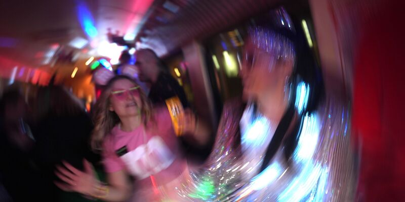 Am Wochenende tanzten und feierten viele Leute zu Karnevalsmusik. - Foto: Marcus Brandt/dpa