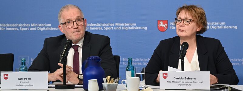 Verfassungsschutzpräsident Pejril (l.) und Innenministerin Behrens informieren über die neue Einstufung der AfD Niedersachsen. - Foto: Julian Stratenschulte/dpa