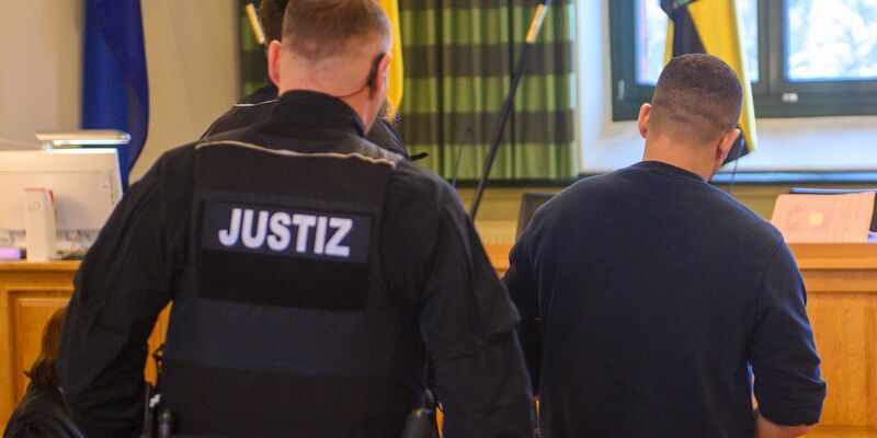 Der 38-Jährige soll seine Ehefrau in der JVA in Burg getötet haben.  - Foto: Klaus-Dietmar Gabbert/dpa