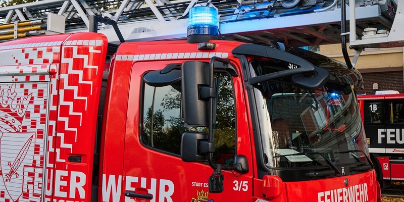 FW-E: Feuerwerksbatterie verursacht Zimmerbrand - Feuerwehr verhindert Brandausbreitung - Foto: presseportal.de