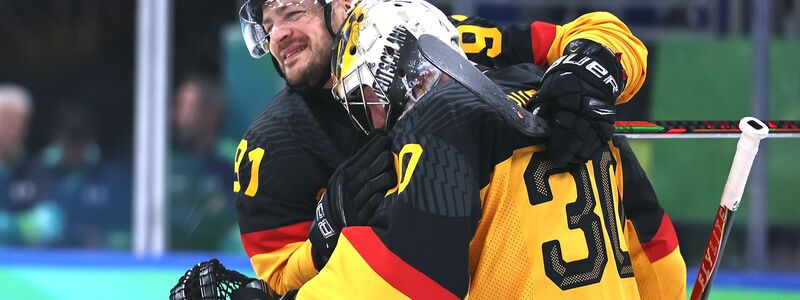 Moritz Müller (l) und Philipp Grubauer feiern den Pflichtsieg gegen Frankreich. - Foto: Wang Kaiyan/XinHua/dpa