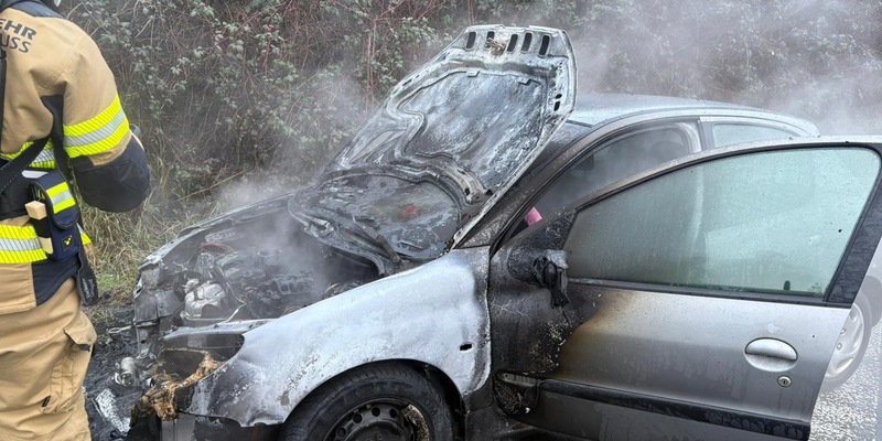 FW-NE: Fahrzeug gerät auf der A57/A46 in Brand | Keine Verletzten - Foto: presseportal.de